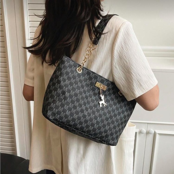 ⚠️Clearance Patterned Chain Shoulder Tote Bag Elegant Black With Gold Accents - Picture 3 of 9